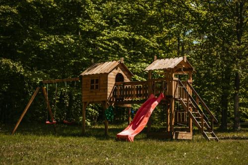 Spēļu laukums, Domki w lesie nad Drawskim in Nowe Worowo