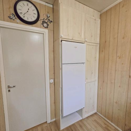 Kitchen, Bright Cozy Private Rooms 3min to Metro in Kurkimäki