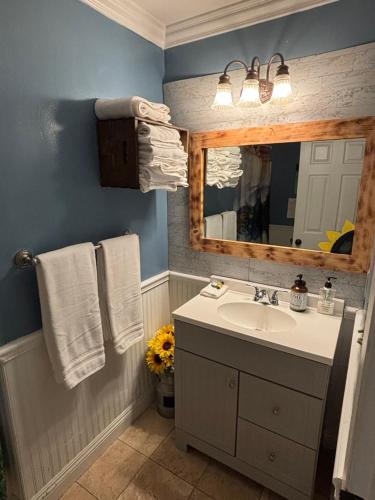 Peaceful & Cozy 3 bedroom Ranch-Home w/Fireplace in Hemet, USA