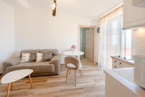 Big Hill Apartment 2 in Trojica