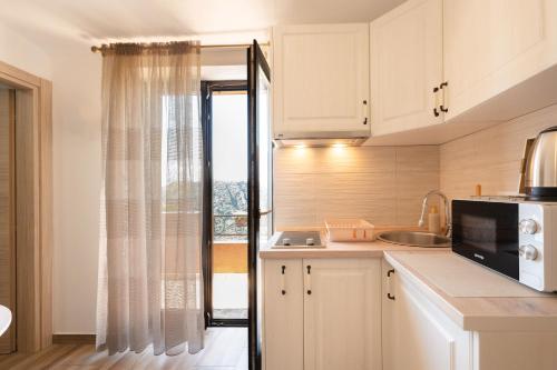 Big Hill Apartment 2 in Trojica
