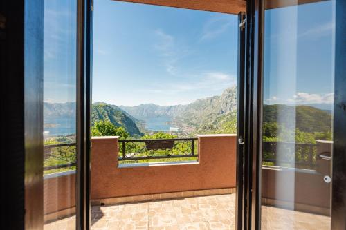 Big Hill Apartment 2 in Trojica