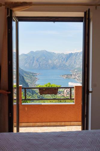 Big Hill Apartment 2 in Trojica