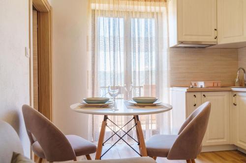 Big Hill Apartment 2 in Trojica