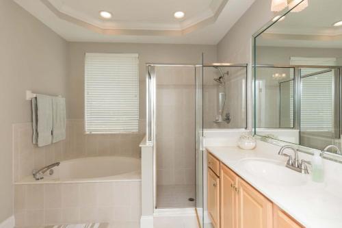Beautiful 3-2 Family home w large lanai in World Golf