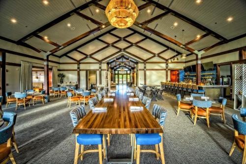 4106-L Bright & Cheery ground floor King Suite in World Golf