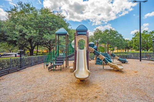 4106-L Bright & Cheery ground floor King Suite in World Golf