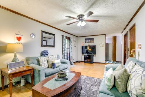 Group Getaway Spacious Home in Stone Mountain! in สโตนเมาท์เทน (GA)