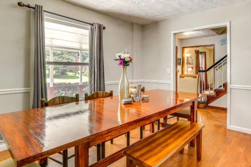 Group Getaway Spacious Home in Stone Mountain! in สโตนเมาท์เทน (GA)