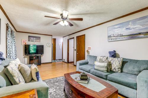 Group Getaway Spacious Home in Stone Mountain! in สโตนเมาท์เทน (GA)