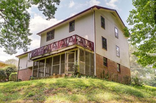Group Getaway Spacious Home in Stone Mountain! in สโตนเมาท์เทน (GA)