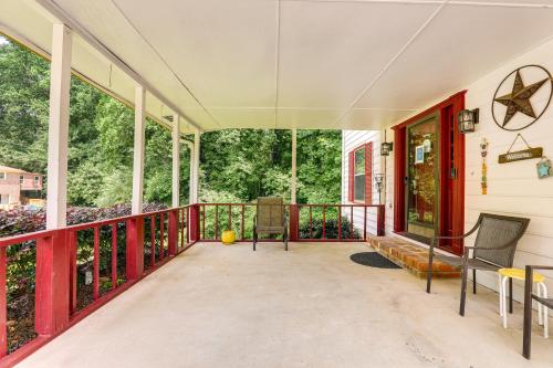 Group Getaway Spacious Home in Stone Mountain! in สโตนเมาท์เทน (GA)