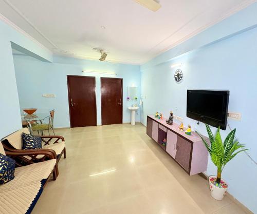 Highway access 2BHK, Trendy decor, VR & other water parks - Jaipur