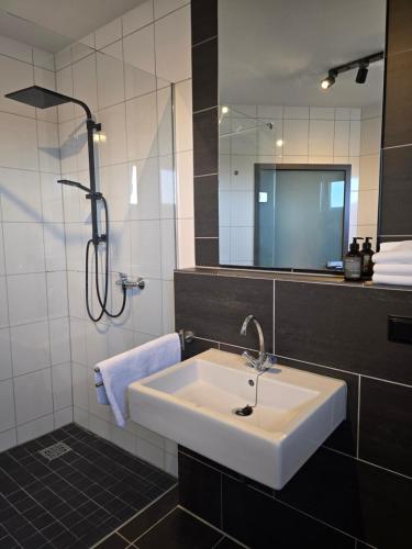 淋浴間, APARTMENT PD23 ALTE FEUERWACHE I Ganze Wohnung I 5 Einzelbetten I 3 Zimmer I 3min CityHospital I 50m in 伊本比倫