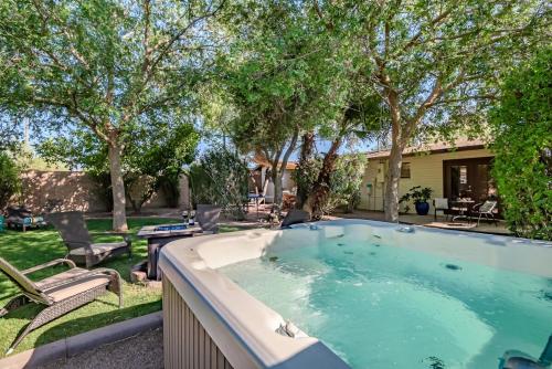 Spacious Home with Games Hot Tub and Backyard Fun near คาสิโน อริโซนา-แม็คเคลลิพ