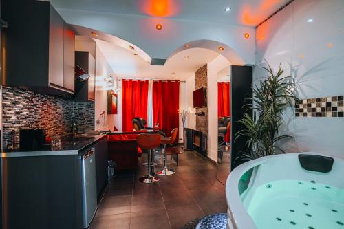 Le Love Spa Room Type - De Luxe Apartment with Jacuzzi and Sauna