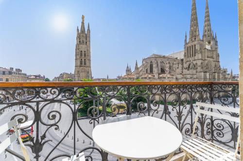 Appartement Place Pey Berland avec balcon et parking, Bordeaux
