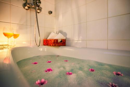 Light-Filled Gem Bathtub 200m tram bus Wi-Fi near birgitta