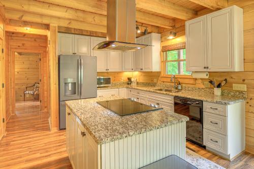 Blue Ridge Mtns Retreat w/ Views, 1 Mi to Parkway! in Ararata (VA)