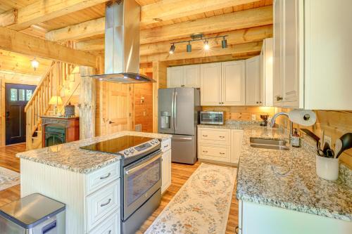 Blue Ridge Mtns Retreat w/ Views, 1 Mi to Parkway! in Ararata (VA)