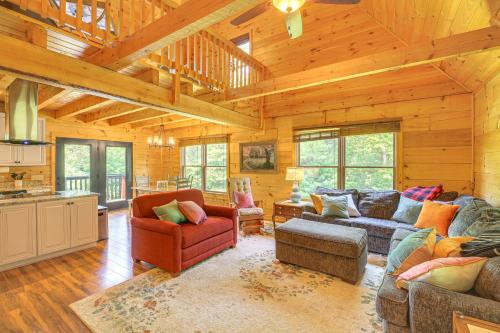 Blue Ridge Mtns Retreat w/ Views, 1 Mi to Parkway! in Ararata (VA)