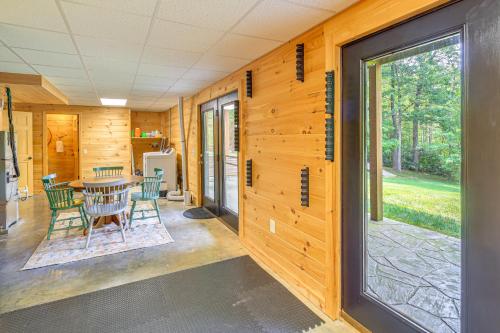 Blue Ridge Mtns Retreat w/ Views, 1 Mi to Parkway! in Ararata (VA)