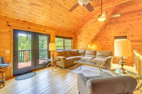 Blue Ridge Mtns Retreat w/ Views, 1 Mi to Parkway! in Ararata (VA)