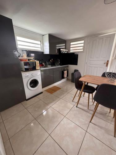 Kitchen, La Kaza Tresor - Appartement T2 spacieux avec jacuzzi prive in Mare Gaillard