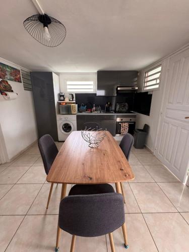 Kitchen, La Kaza Tresor - Appartement T2 spacieux avec jacuzzi prive in Mare Gaillard