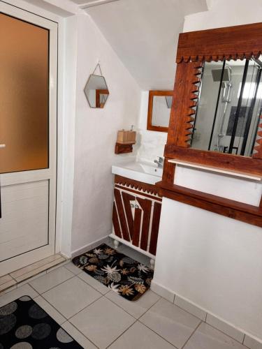 Bathroom, La Kaza Tresor - Appartement T2 spacieux avec jacuzzi prive in Mare Gaillard