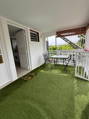 Balcony/terrace, La Kaza Tresor - Appartement T2 spacieux avec jacuzzi prive in Mare Gaillard