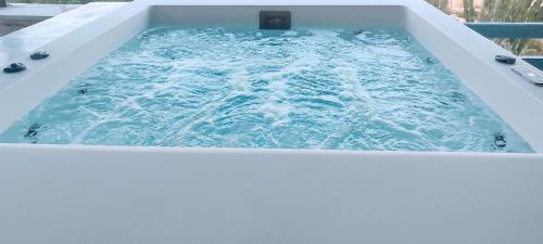 Island Magic - Seaview Villa with Jacuzzi Pool, Ambelas (fotografie 5)