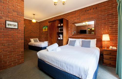 1 queen bed, 2 twin beds