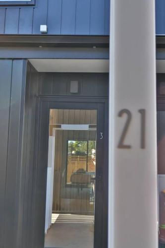 Cosy Studio in Awaroa Road in هندرسون