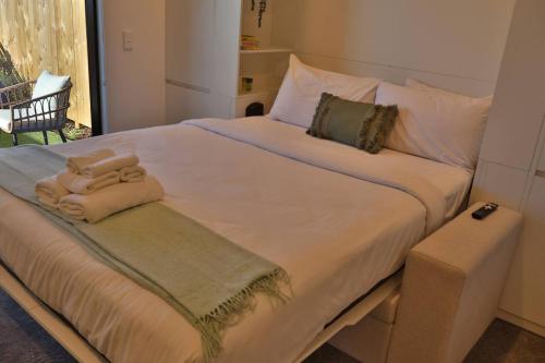 Cosy Studio in Awaroa Road in هندرسون