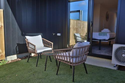 Cosy Studio in Awaroa Road in هندرسون