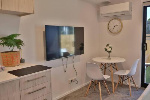 Cosy Studio in Awaroa Road in هندرسون