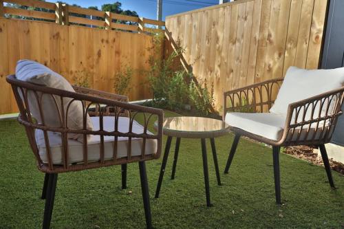 Cosy Studio in Awaroa Road in هندرسون