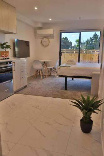 Cosy Studio in Awaroa Road in هندرسون