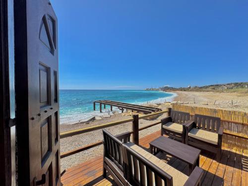 Isolee - Beachfront Standalone House, Batroûn