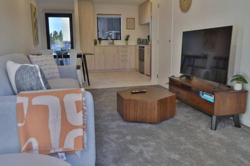 Cosy 2BR House in Awaroa Road, Auckland
