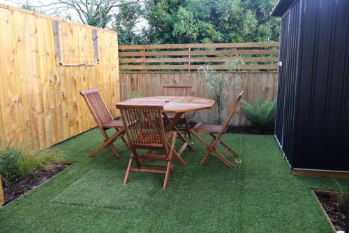 Cosy 2BR House in Awaroa Road, Auckland (Foto 9)