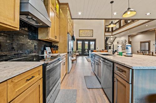 Splash Villa By Stony Brook Cabins in Pigeon Forge (TN)