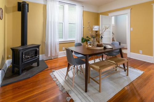 Bright and Cozy Home, Walkable, Private Yard, WiFi – khách sạn tại Capitol Hill