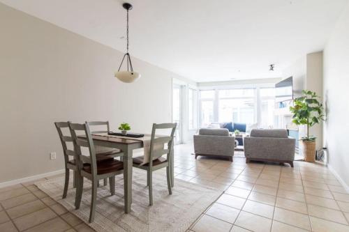 Steps to Pike Place 2BD Condo Water Courtyard View – khách sạn tại Khu Chợ Pike