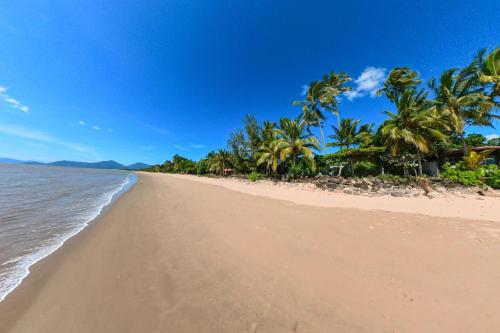 Strand, Steps to Sand Machans Beach in Aeroglen