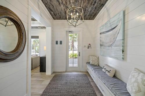 Eight-Bedroom House image 8