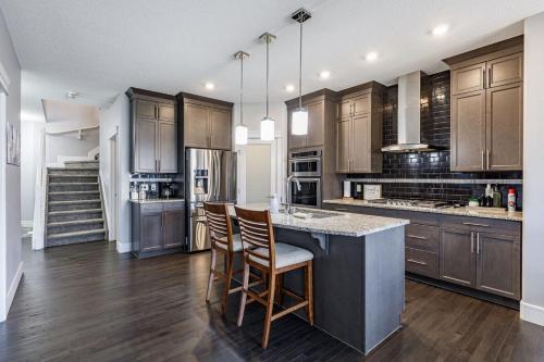 Group Getaway with Yard, Sleeps 13, Near YEG Airpt – khách sạn tại Southeast Edmonton