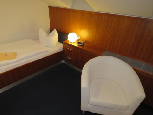 Standard Single Room image 4