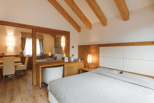 1 king bed, 1 sofa bed